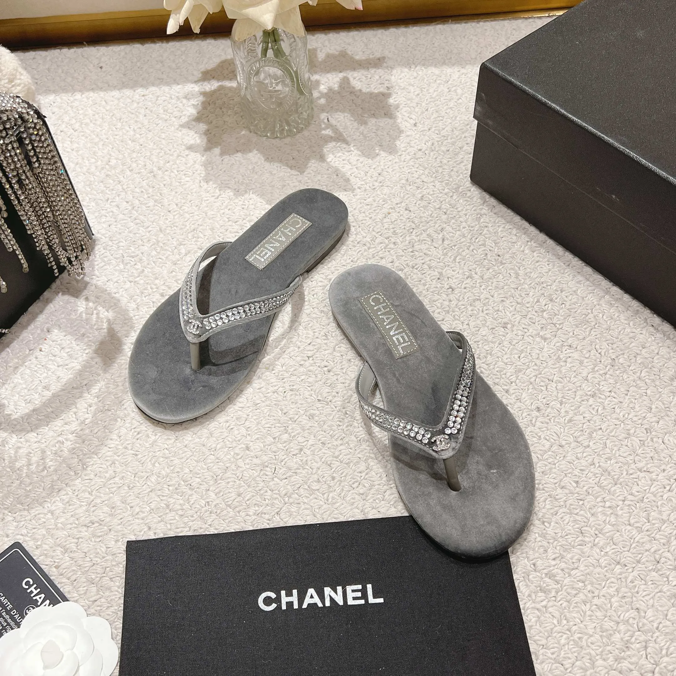 👟👟Ex-factory price 480👟👟 Xiaoxiang chanel 2025 new flip-flops! This series is really amazing. How can it be so beautiful! Summer is really an invincible combination that can be salty or sweet ~ The upper is made of original velvet and the lining is lambskin genuine leather outsole Size: 35-40 (40 customized)
